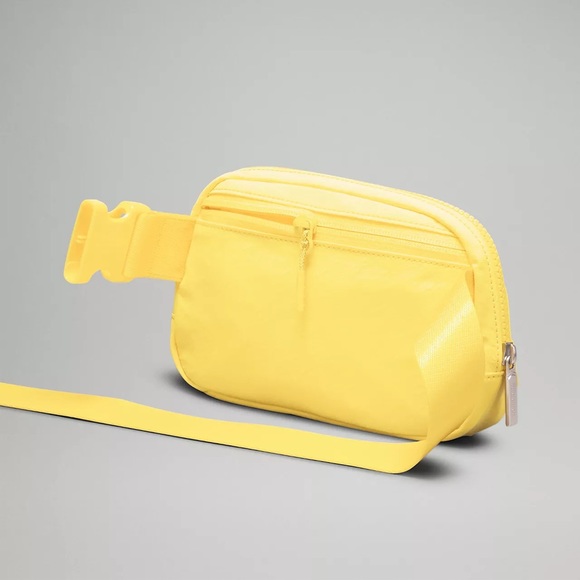 LULULEMON | ✨NEW✨ Everywhere Belt Bag 1L in Utility Yellow - Picture 4 of 6